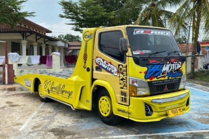 Towing mobil untuk membantu memindahkan kendaraan yang mogok