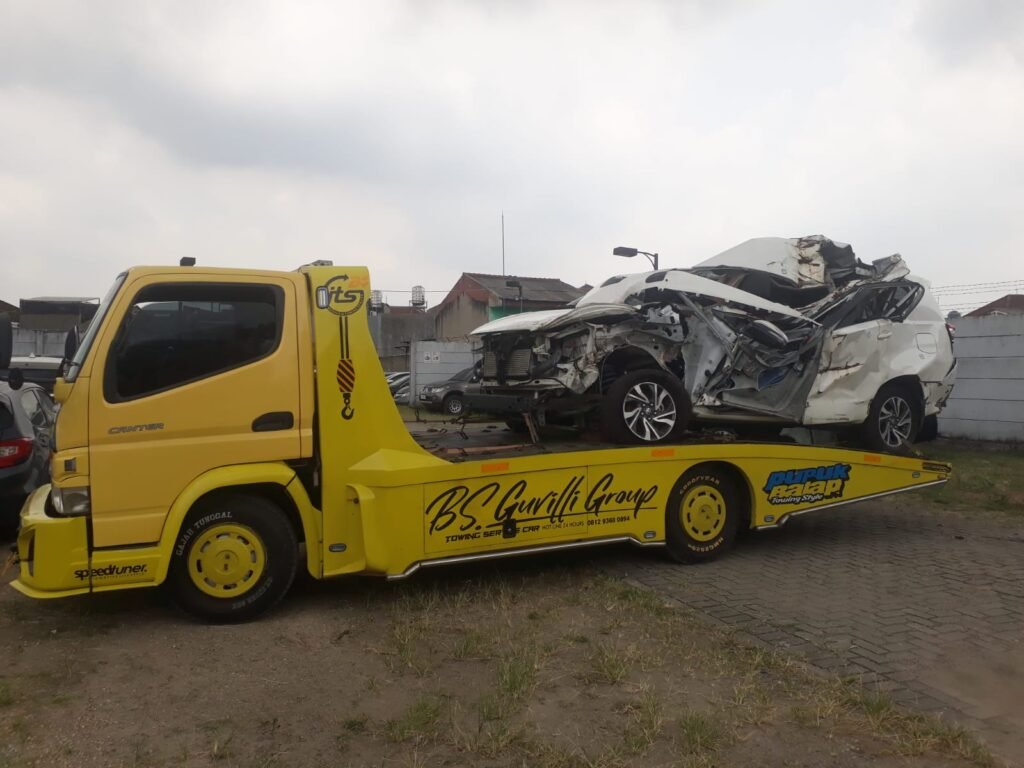 Towing mobil kecelakaan untuk evakuasi kendaraan